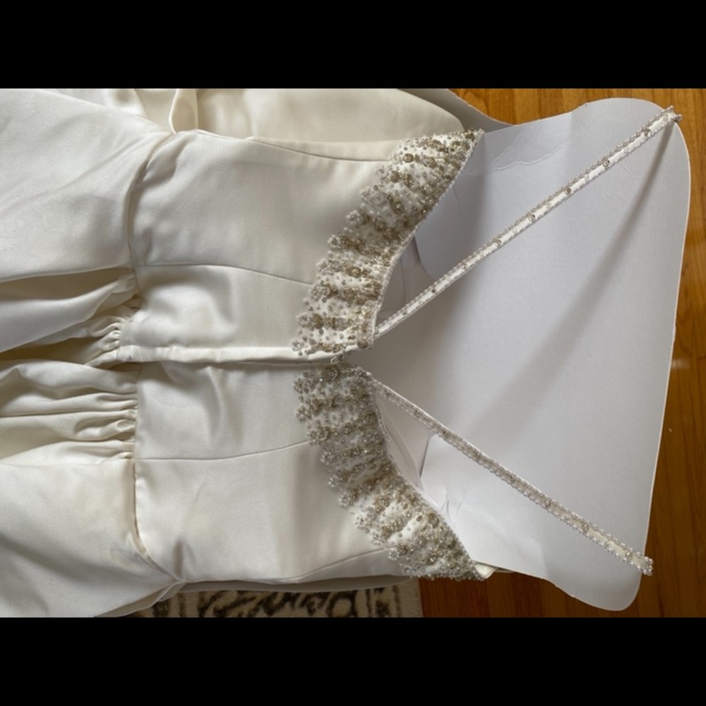 Beautiful off-white wedding gown! - Picture 2 of 5